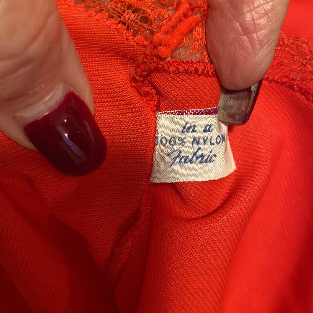 Red slip with lace bodice and bottom with adjustable straps in EUC Vintage - Picture 7 of 8